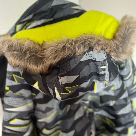 Coat never been used..snow pants hardly used.3 pieces:snow pants,coat and beret - Picture 5 of 6